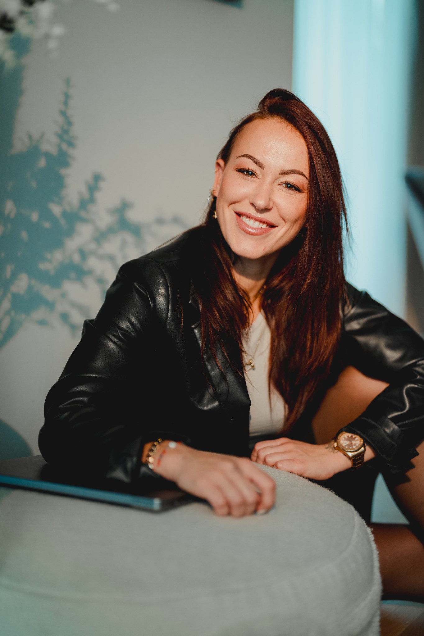 Lara Klinkenberg lächelt im schwarzen Blazer in die Kamera